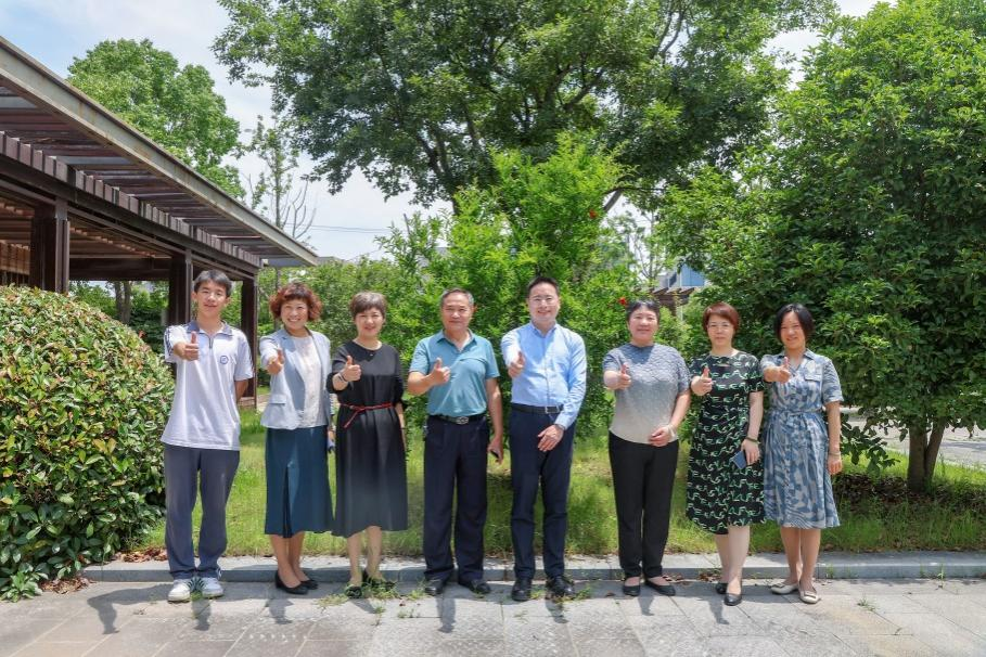 1750381737539879.png 结尾合影.png